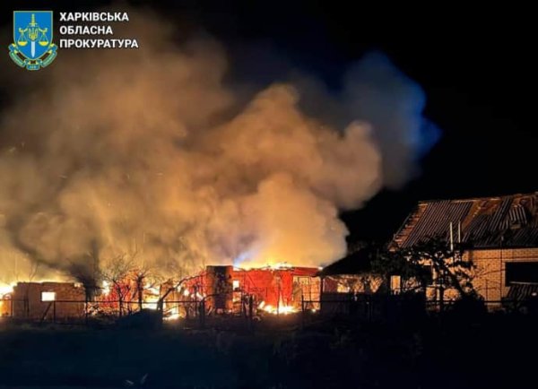 Россияне ударили УАБом по селу на Харьковщине: горели дома, повреждена почта, двое раненых Россияне ударили УАБом по селу на Харьковщине: горели дома, повреждена почта, двое раненых