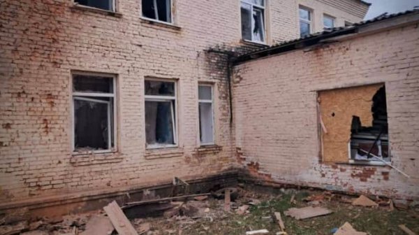 Россияне атаковали больницу на Черниговщине: есть разрушения, ранена медсестра Россияне атаковали больницу на Черниговщине: есть разрушения, ранена медсестра