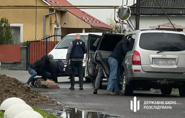 На Закарпатті ДБР затримало військового за вимагання грошей з підлеглих за "вирішення" службових питань
На Закарпатті ДБР затримало військового за вимагання грошей з підлеглих за "вирішення" службових питань