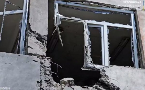 У Херсоні російські окупанти атакували будівлю лікарні, є постраждалі
У Херсоні російські окупанти атакували будівлю лікарні, є постраждалі