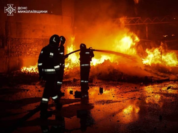 Удар РФ по Николаеву БпЛА неизвестного типа: спасатели показали последствия Удар РФ по Николаеву БпЛА неизвестного типа: спасатели показали последствия