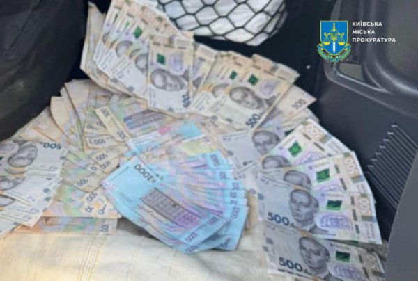 "Хочешь нелегально торговать - плати по $500 за точку": в Киеве задержан чиновник РГА "Хочешь нелегально торговать - плати по $500 за точку": в Киеве задержан чиновник РГА