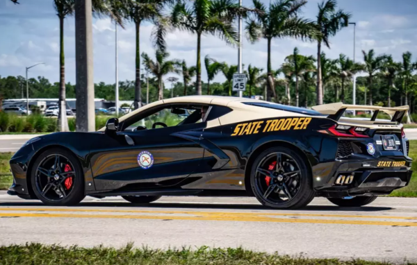 На службу поліції заступив суперкар Chevrolet Corvette Stingray
На службу поліції заступив суперкар Chevrolet Corvette Stingray