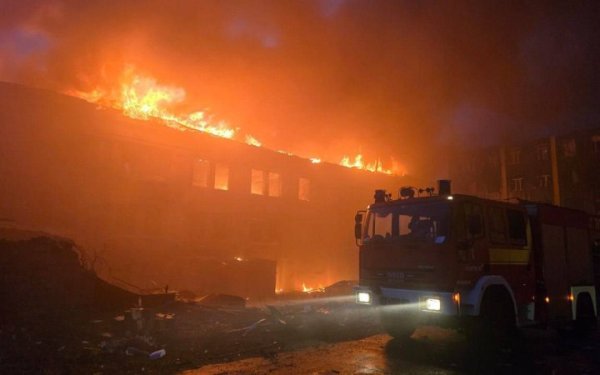 У Харкові масштабна пожежа через російський обстріл
У Харкові масштабна пожежа через російський обстріл