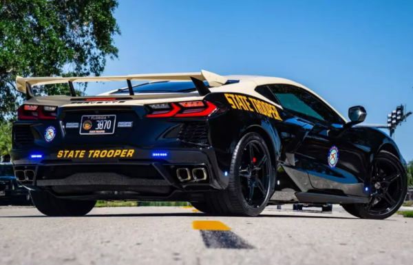 На службу поліції заступив суперкар Chevrolet Corvette Stingray
На службу поліції заступив суперкар Chevrolet Corvette Stingray