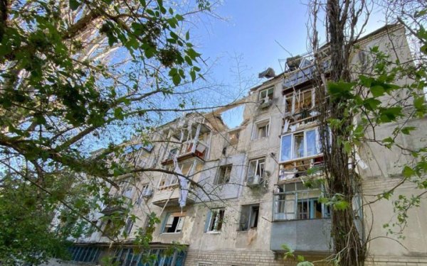 Росіяни завдали авіаудару по Херсону, зруйнована лікарня
Росіяни завдали авіаудару по Херсону, зруйнована лікарня