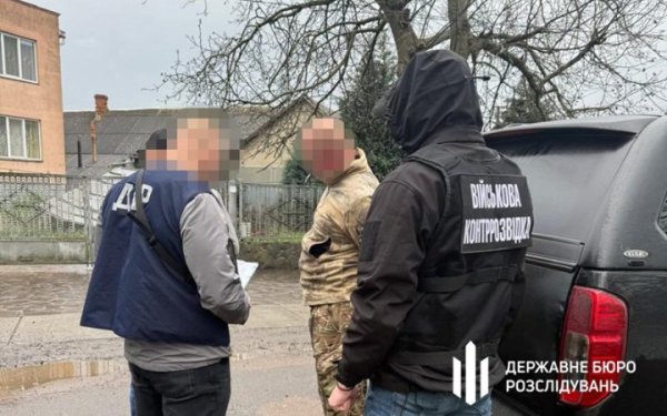 На Закарпатті ДБР затримало військового за вимагання грошей з підлеглих за "вирішення" службових питань
На Закарпатті ДБР затримало військового за вимагання грошей з підлеглих за "вирішення" службових питань