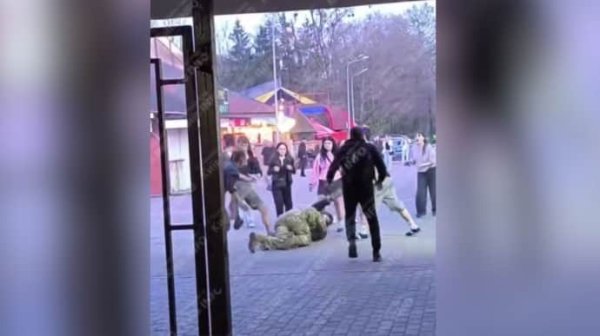 В Киеве подростки избили военного: двоих задержала полиция В Киеве подростки избили военного: двоих задержала полиция