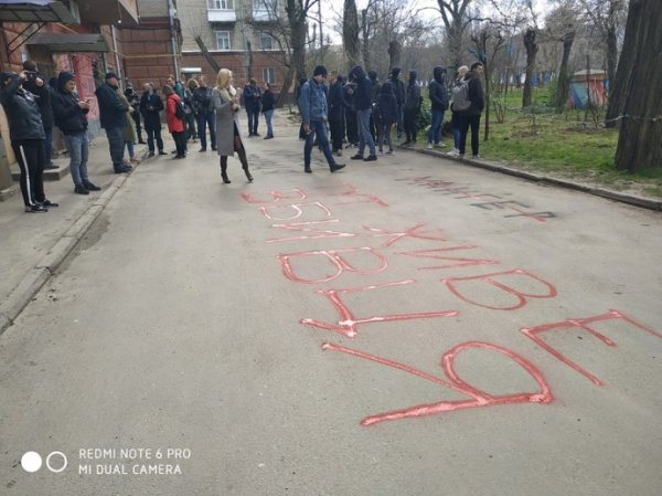 Убийство Гандзюк: в Херсоне забросали петардами дом Рищука Убийство Гандзюк: в Херсоне забросали петардами дом Рищука