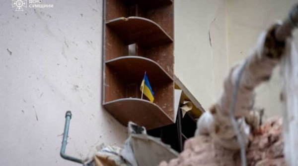 "Это знак": ГСЧС показала неповрежденный флаг Украины среди руин в Сумах "Это знак": ГСЧС показала неповрежденный флаг Украины среди руин в Сумах