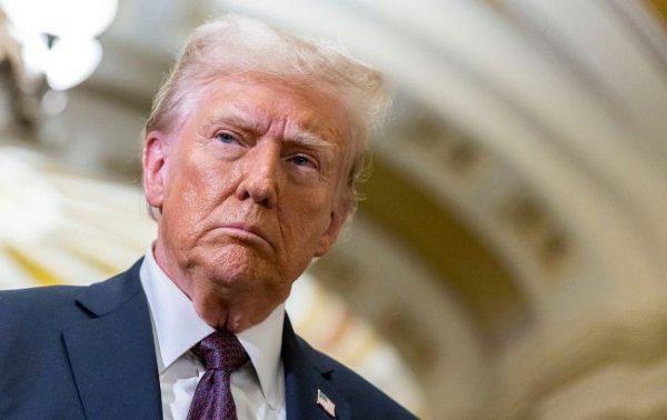 Трамп штовхає світ у кризу? Чому страх торгової війни обвалює фондові ринки
Трамп штовхає світ у кризу? Чому страх торгової війни обвалює фондові ринки