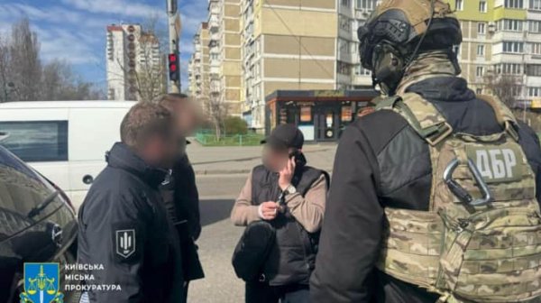 "Хочешь нелегально торговать - плати по $500 за точку": в Киеве задержан чиновник РГА "Хочешь нелегально торговать - плати по $500 за точку": в Киеве задержан чиновник РГА