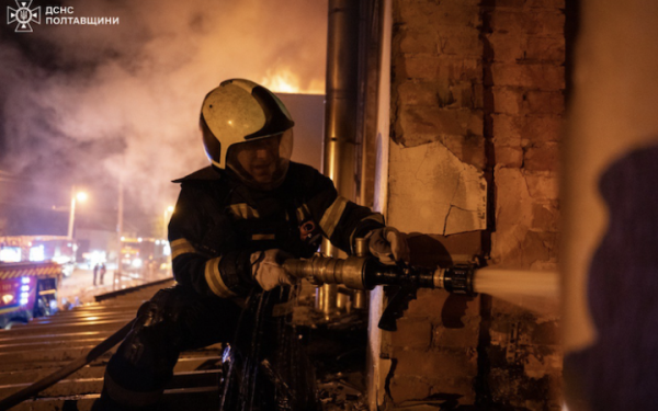 Полтава зазнала ворожого обстрілу: пошкоджено цивільні об'єкти, є поранені
Полтава зазнала ворожого обстрілу: пошкоджено цивільні об'єкти, є поранені