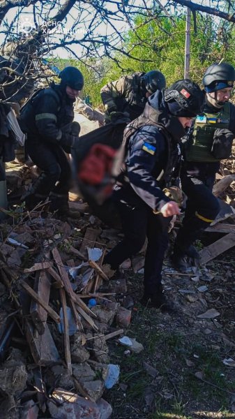 Россия атаковала КАБами жилые кварталы Купянска: под завалами нашли тело Россия атаковала КАБами жилые кварталы Купянска: под завалами нашли тело