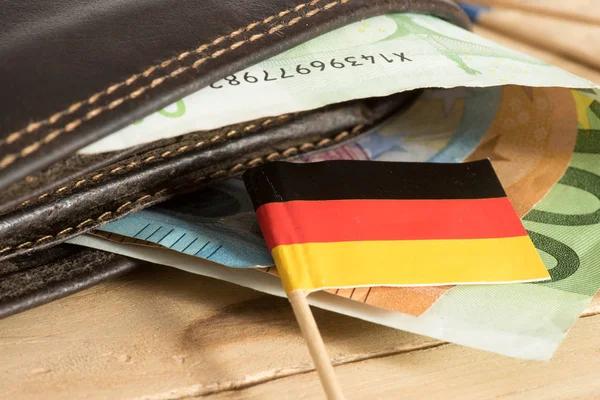 Инфляция в Германии в апреле замедлилась до 2,2%
Инфляция в Германии в апреле замедлилась до 2,2%