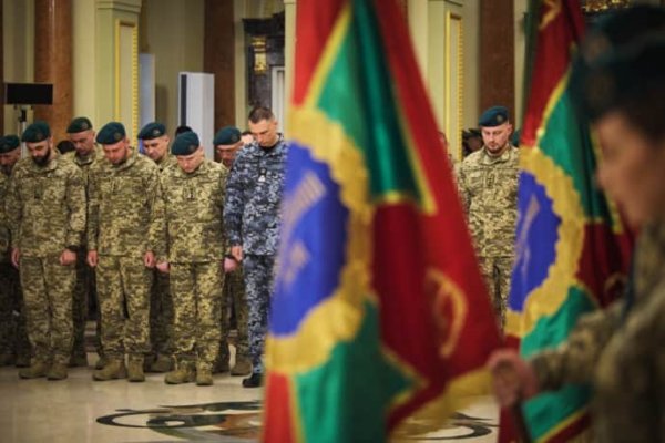 Зеленский повысил в звании трех пограничников и вручил орден Герою Украины Зеленский повысил в звании трех пограничников и вручил орден Герою Украины