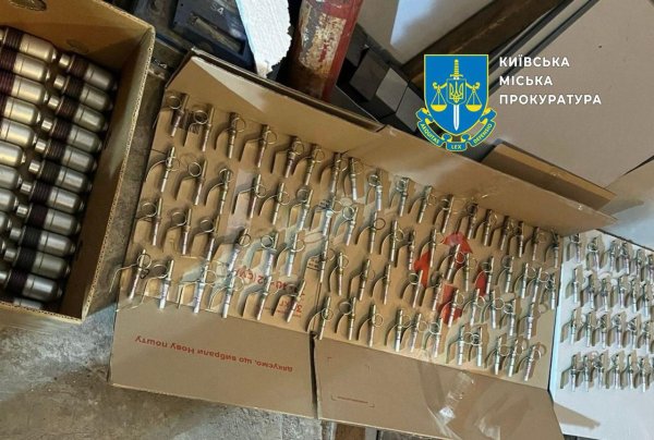 В середмісті Києва у гаражі виявили великий сховок зі зброєю
В середмісті Києва у гаражі виявили великий сховок зі зброєю