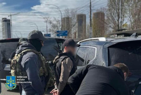 "Хочешь нелегально торговать - плати по $500 за точку": в Киеве задержан чиновник РГА "Хочешь нелегально торговать - плати по $500 за точку": в Киеве задержан чиновник РГА