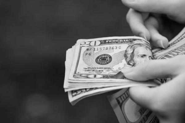 В мире насчитывается около 100 миллионов фальшивых долларов, 12% из них — это «киноденьги»
В мире насчитывается около 100 миллионов фальшивых долларов, 12% из них — это «киноденьги»