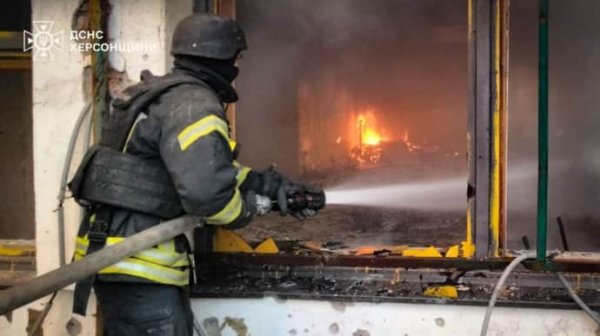 РФ нанесла авиационный и артиллерийский удар по жилому массиву Херсона: есть погибший РФ нанесла авиационный и артиллерийский удар по жилому массиву Херсона: есть погибший