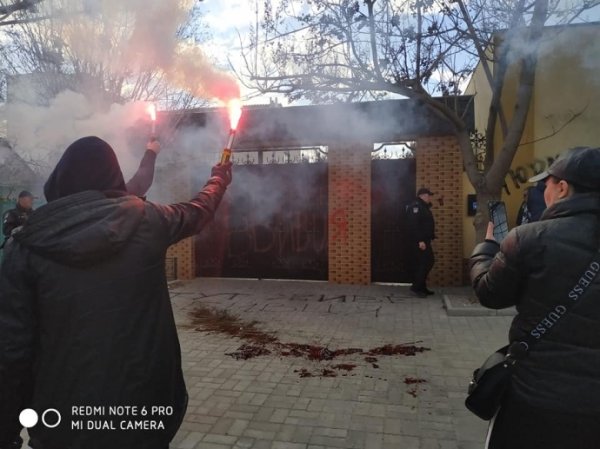 Убийство Гандзюк: в Херсоне забросали петардами дом Рищука Убийство Гандзюк: в Херсоне забросали петардами дом Рищука