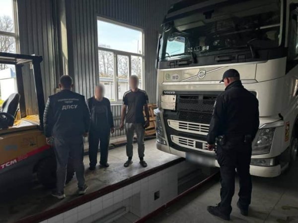 По грудь в масле, подвешенный в цистерне: ГПСУ задержала мужчину, который пытался попасть в Молдову По грудь в масле, подвешенный в цистерне: ГПСУ задержала мужчину, который пытался попасть в Молдову