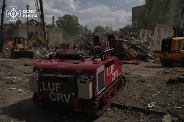 У Києві розбирають завали зруйнованого російською ракетою будинку, до робіт залучили роботизовану техніку
                                