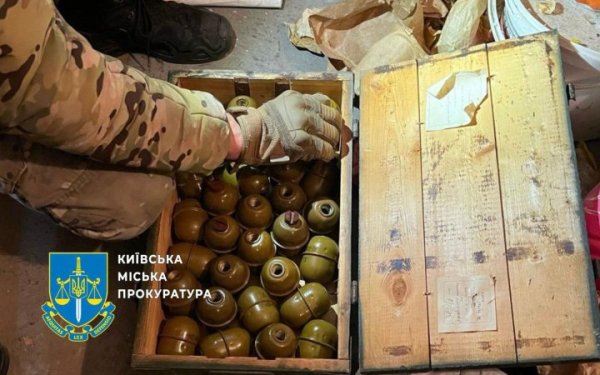 В середмісті Києва у гаражі виявили великий сховок зі зброєю
В середмісті Києва у гаражі виявили великий сховок зі зброєю