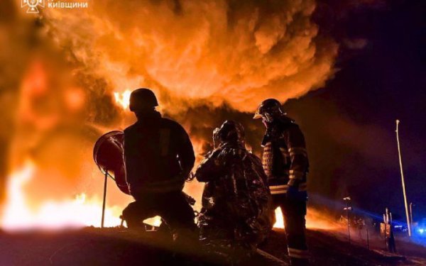 КМВА: внаслідок падіння уламків збитого БпЛА в Києві почалась пожежа
КМВА: внаслідок падіння уламків збитого БпЛА в Києві почалась пожежа