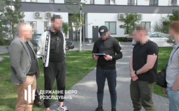 ДБР затримало дезертира, який інсценував своє "зникнення безвісти" для отримання родиною мільйонної компенсації
ДБР затримало дезертира, який інсценував своє "зникнення безвісти" для отримання родиною мільйонної компенсації