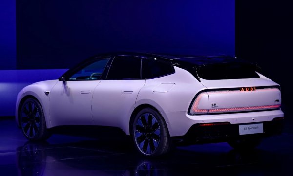 З революційною емблемою: Audi показав новий потужний універсал на електротязі
З революційною емблемою: Audi показав новий потужний універсал на електротязі