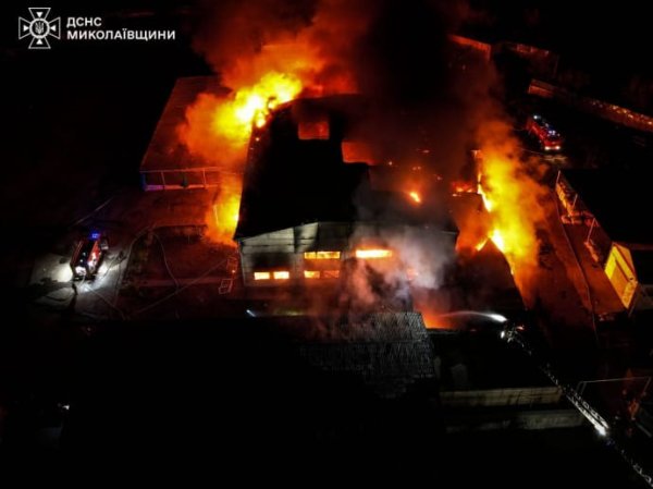 Удар РФ по Николаеву БпЛА неизвестного типа: спасатели показали последствия Удар РФ по Николаеву БпЛА неизвестного типа: спасатели показали последствия