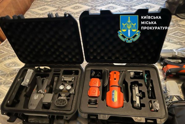 В середмісті Києва у гаражі виявили великий сховок зі зброєю
В середмісті Києва у гаражі виявили великий сховок зі зброєю