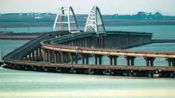 Оккупанты перекрыли движение по Крымскому мосту Оккупанты перекрыли движение по Крымскому мосту