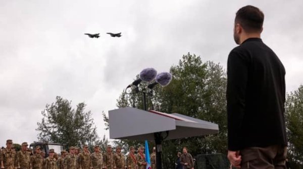 Зеленский присвоил погибшему пилоту F-16 Павлу Иванову звание Героя Украины Зеленский присвоил погибшему пилоту F-16 Павлу Иванову звание Героя Украины