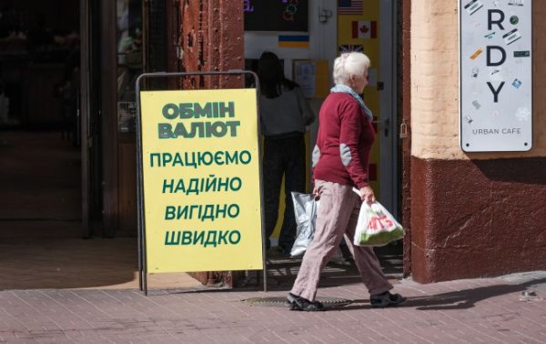 Долар в Україні подорожчав, євро впав після максимуму
Долар в Україні подорожчав, євро впав після максимуму