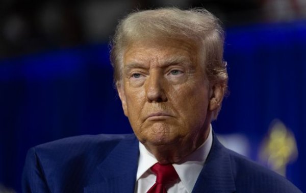"Намагаюсь зупинити Путіна". Трамп виправдався після заяв про Зеленського та війну
"Намагаюсь зупинити Путіна". Трамп виправдався після заяв про Зеленського та війну