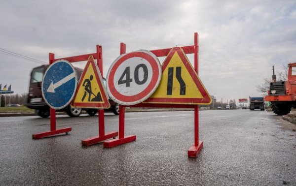 Сьогодні у Києві частково перекриють вулицю Богатирську: як зміниться рух транспорту (схема)
Сьогодні у Києві частково перекриють вулицю Богатирську: як зміниться рух транспорту (схема)