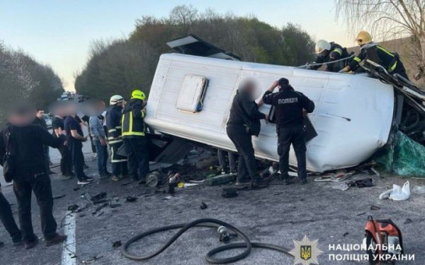 На Вінниччині легковик врізався у маршрутку, троє загиблих
На Вінниччині легковик врізався у маршрутку, троє загиблих