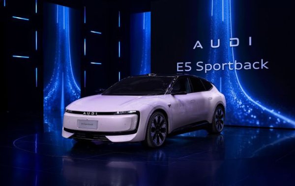З революційною емблемою: Audi показав новий потужний універсал на електротязі
З революційною емблемою: Audi показав новий потужний універсал на електротязі