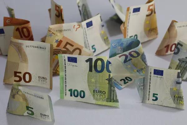 Курс валют на 8 апреля: евро в банках упал на 30 копеек
Курс валют на 8 апреля: евро в банках упал на 30 копеек