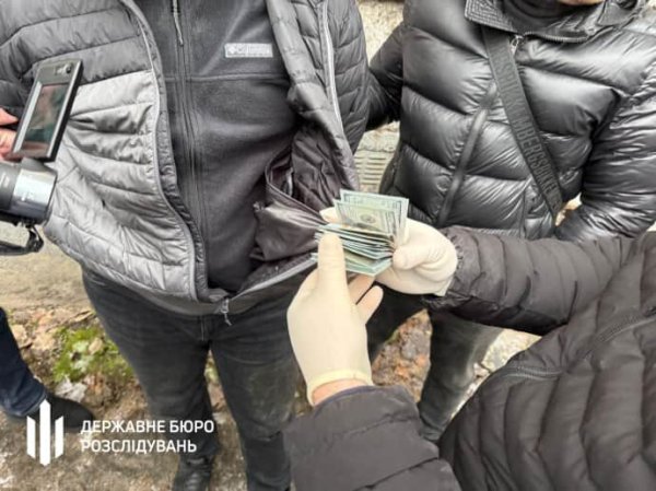 В Днепре полицейский за $1,5 тыс. пообещал "стереть" уклониста из базы розыска В Днепре полицейский за $1,5 тыс. пообещал "стереть" уклониста из базы розыска