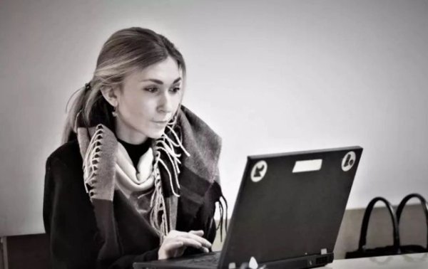 В Україну повернули тіло закатованої в полоні журналістки Вікторії Рощиної
В Україну повернули тіло закатованої в полоні журналістки Вікторії Рощиної
