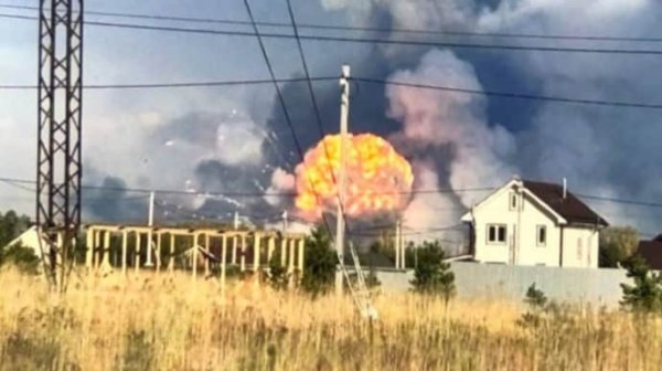 Мощные взрывы раздаются на арсенале Главного ракетно-артиллерийского управления России Мощные взрывы раздаются на арсенале Главного ракетно-артиллерийского управления России
