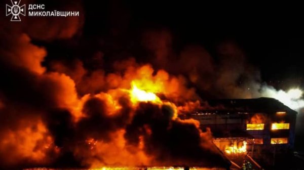 Удар РФ по Николаеву БпЛА неизвестного типа: спасатели показали последствия Удар РФ по Николаеву БпЛА неизвестного типа: спасатели показали последствия