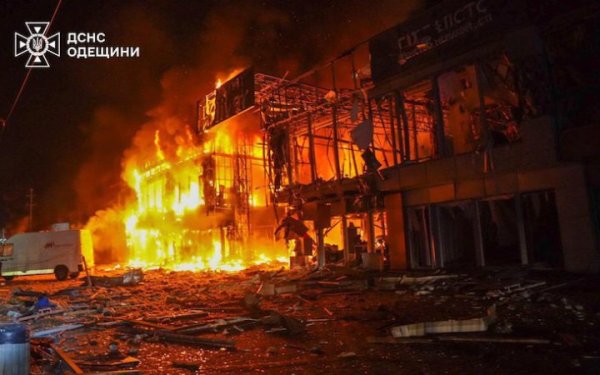 Росіяни атакували Одесу "шахедами": пошкоджені житлові будинки (доповнюється)
Росіяни атакували Одесу "шахедами": пошкоджені житлові будинки (доповнюється)
