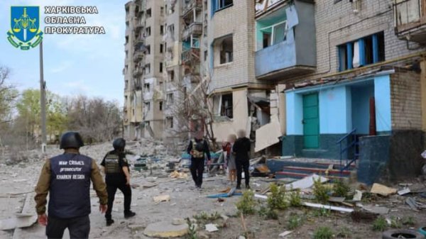 Армия РФ сбросила авиабомбу на многоэтажку в Купянске: есть пострадавшая Армия РФ сбросила авиабомбу на многоэтажку в Купянске: есть пострадавшая