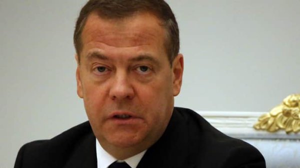 Медведев помечтал, что "буферная зона" займет почти всю Украину Медведев помечтал, что "буферная зона" займет почти всю Украину