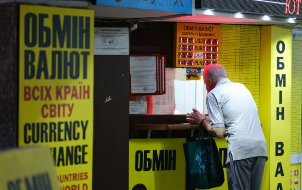 Долар і євро подешевшали: які курси в обмінниках України
Долар і євро подешевшали: які курси в обмінниках України