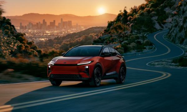 Toyota представила новый электрокроссовер C-HR (фото)
Toyota представила новый электрокроссовер C-HR (фото)
